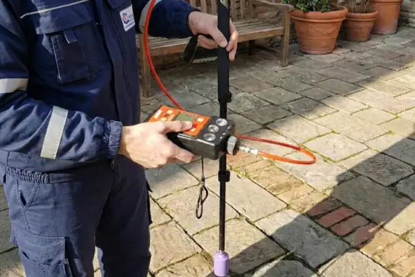 Tecnico usa sniffer per rilevare gas tracciante