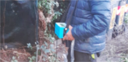 Tecnico con Geofono per individuare la perdita d'acqua a Piacenza provincia.