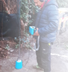 Tecnico ricerca perdite acqua al lavoro con geofono per individuare una perdita a Ferrara e provincia