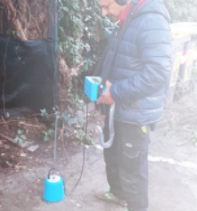 Tecnico al lavoro con Geofono per ricerca di perdite d'acqua a Forlì-Cesena e provincia.