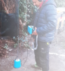 Tecnico con Geofono al lavoro di ricerca perdita d'acqua occulta a Bologna e provincia