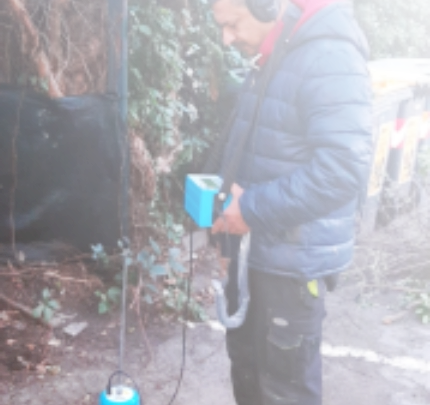 Tecnico ricerca perdite acqua al lavoro con geofono per individuare una perdita a Ferrara e provincia